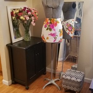Adorable bright vintage floral apron-ties in back
